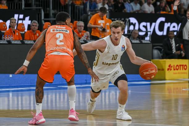 界的瞩目下 界的瞩目下