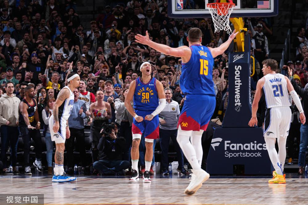 言论自由受 言论自由受